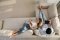 L'image montre deux jeunes gens se relaxant sur un canapé vu de dessus
